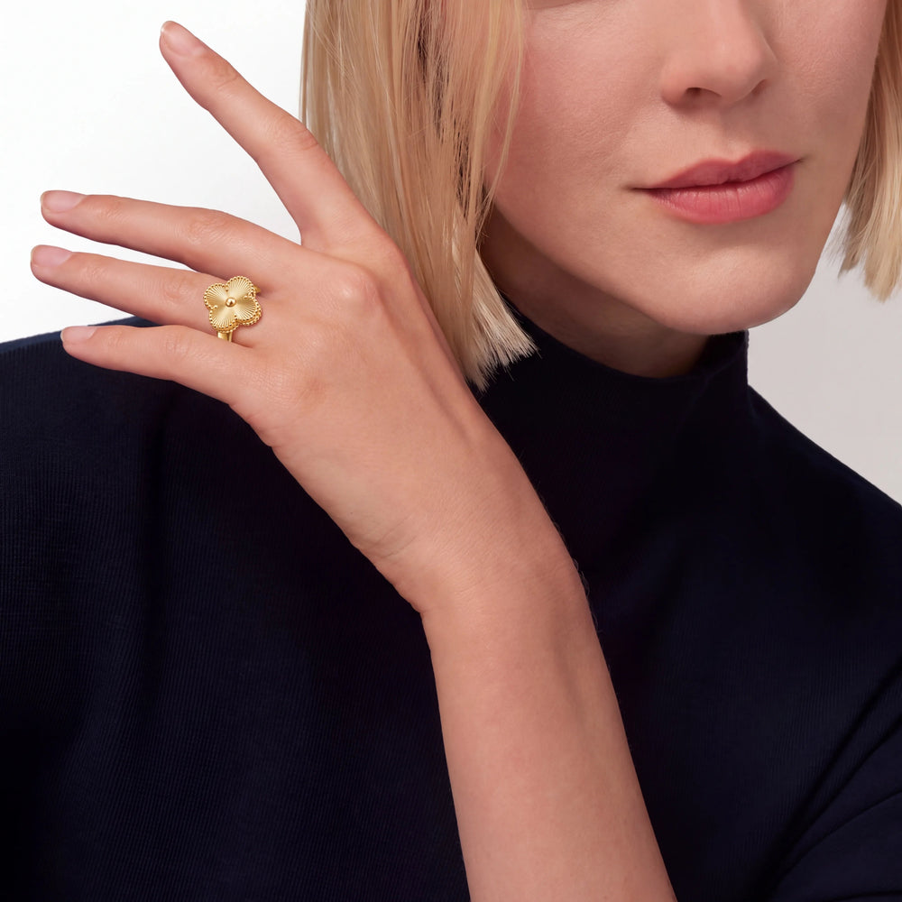Perlee Soleil Fleuri Motif Ring